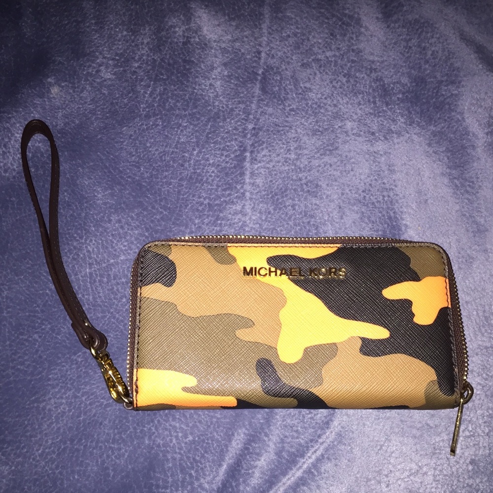 Michael kors wristlet